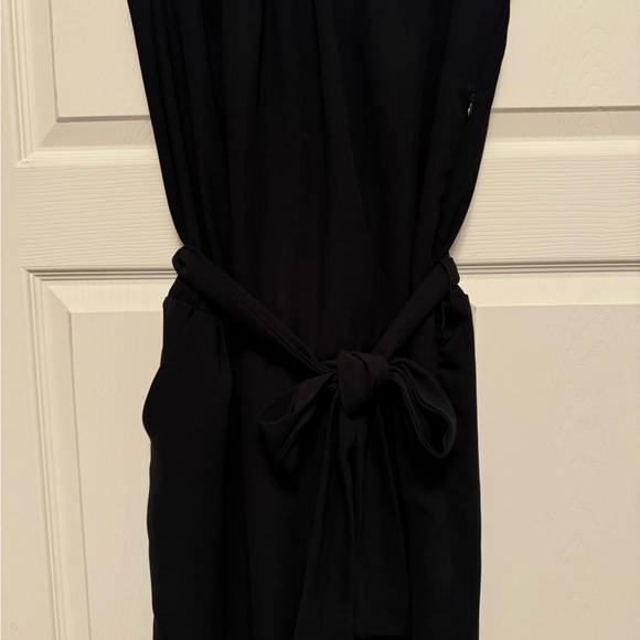 Sleeveless jumpsuit with a belt and pockets - Picture 3 of 4